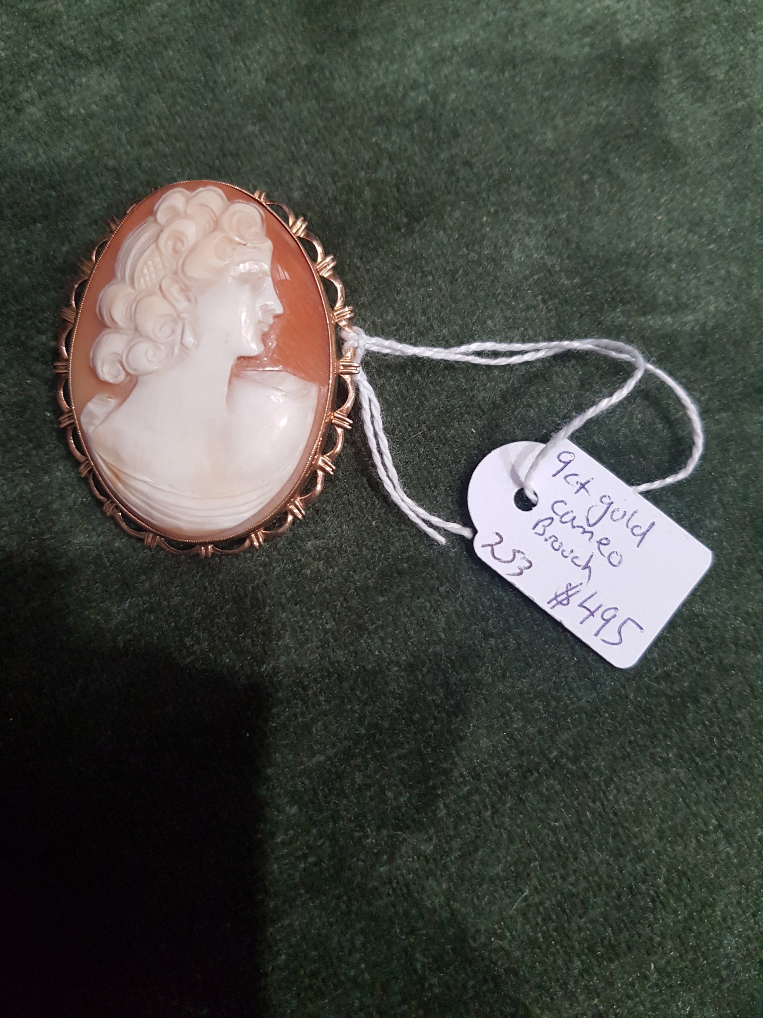 c1970 19ct Gold and cameo brooch #253