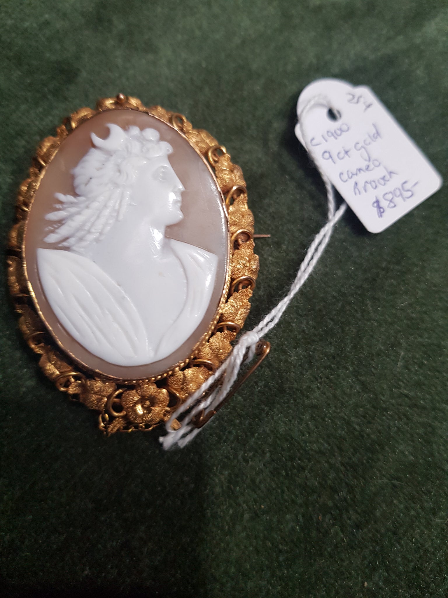 c1900 9ct Gold and cameo brooch #254