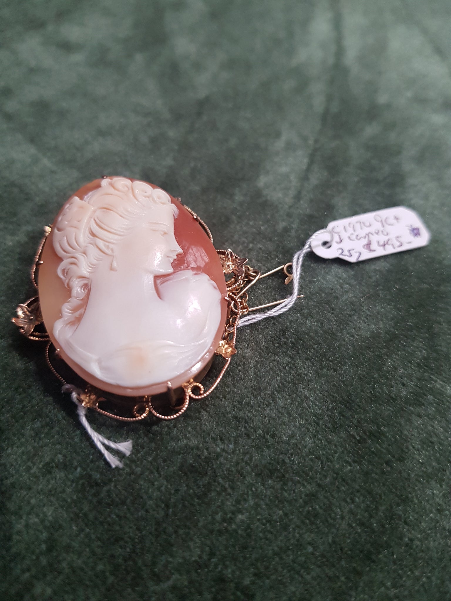 c1970 19ct and cameo brooch #257