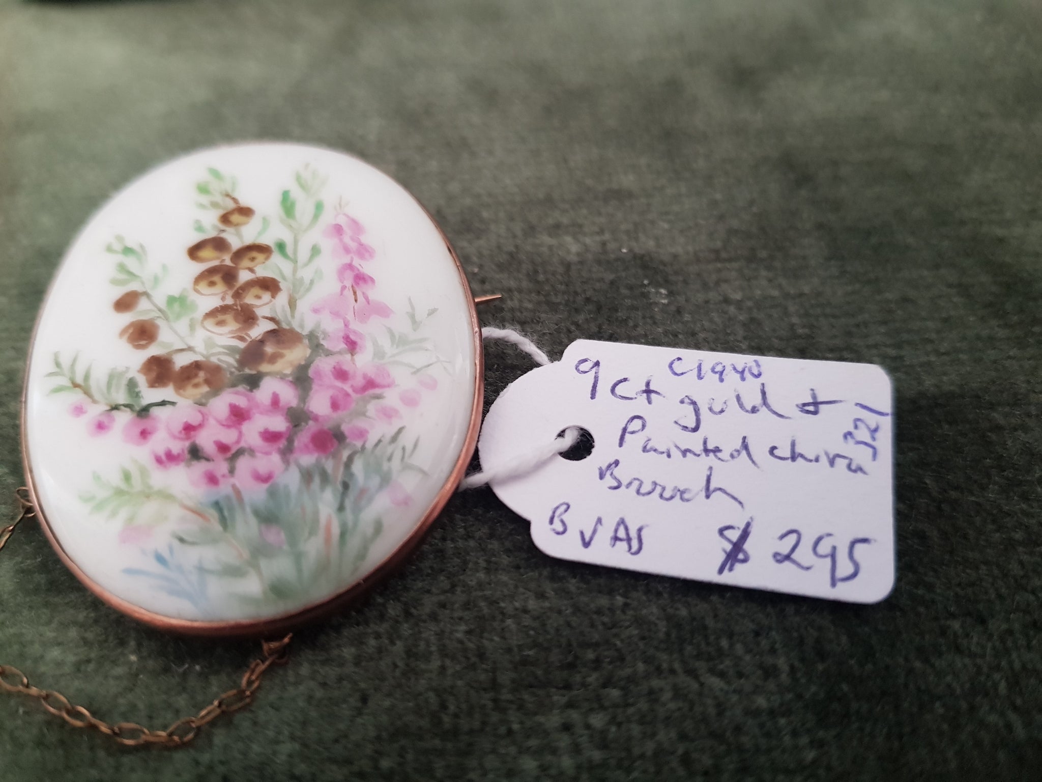 c1940 9ct Gold and painted China brooch #321