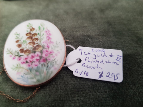c1940 9ct Gold and painted China brooch #321