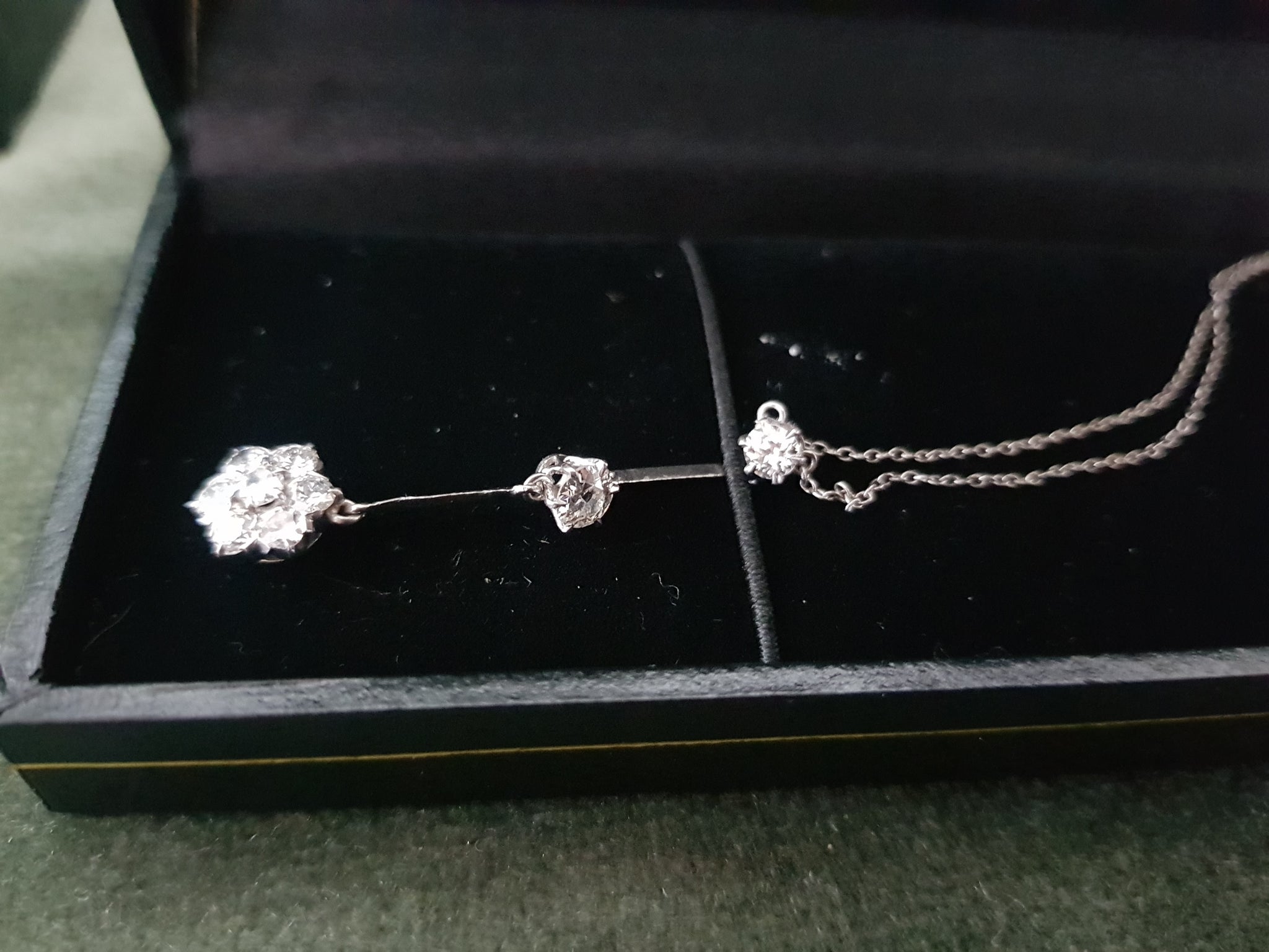 1920s Platinum and Diamonds (7 x 5pts, 1 x 30pts, 1 x 18pts, 83pts total) drop set necklace, chain 20cm drop #324