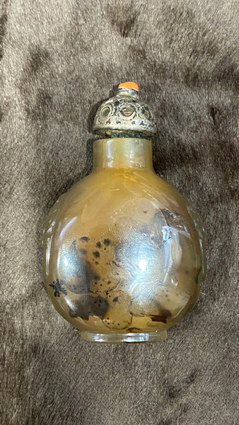 Late Qing Chinese Agate Snuff Bottle with Silver Stopper